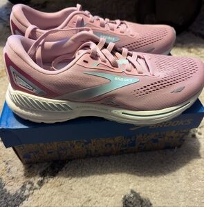 Brook pink shoes 9.5